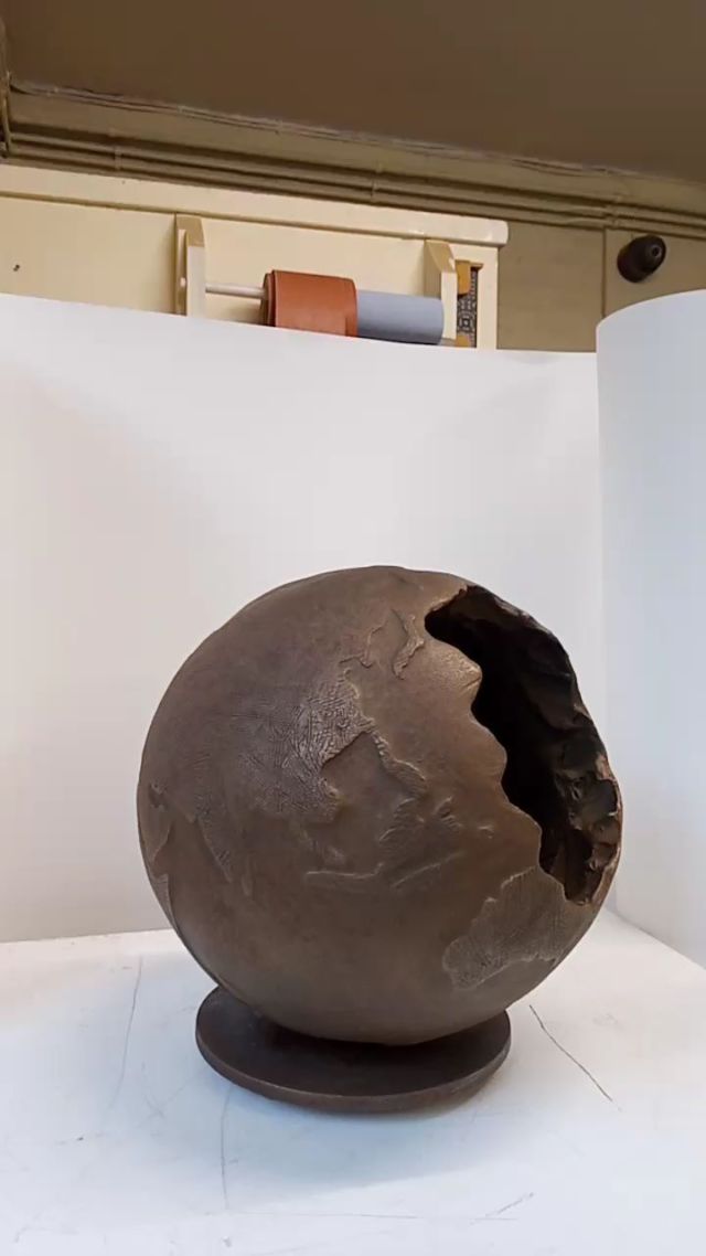 'Tipping Point', Bronze 2022 - just back from the foundry.

#workinprocess #sixthextinction #tippingpoint #climatechange #sculpture #portraitsculptor #tippingpoint #figurativesculpture #skulptur #escultura #figuresculpture #artcollectors #artistsoninstagram #womenwhosculpt #makers #representation #contemporaryart  #ukartist #bronzeagefoundry